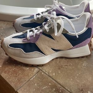 Women’s New Balance 327 Sneaker, gray/ navy/lavender. Size 8